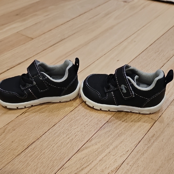 See Kai Run Kids Black Velcro Athletic Shoes size 4 - Picture 3 of 5